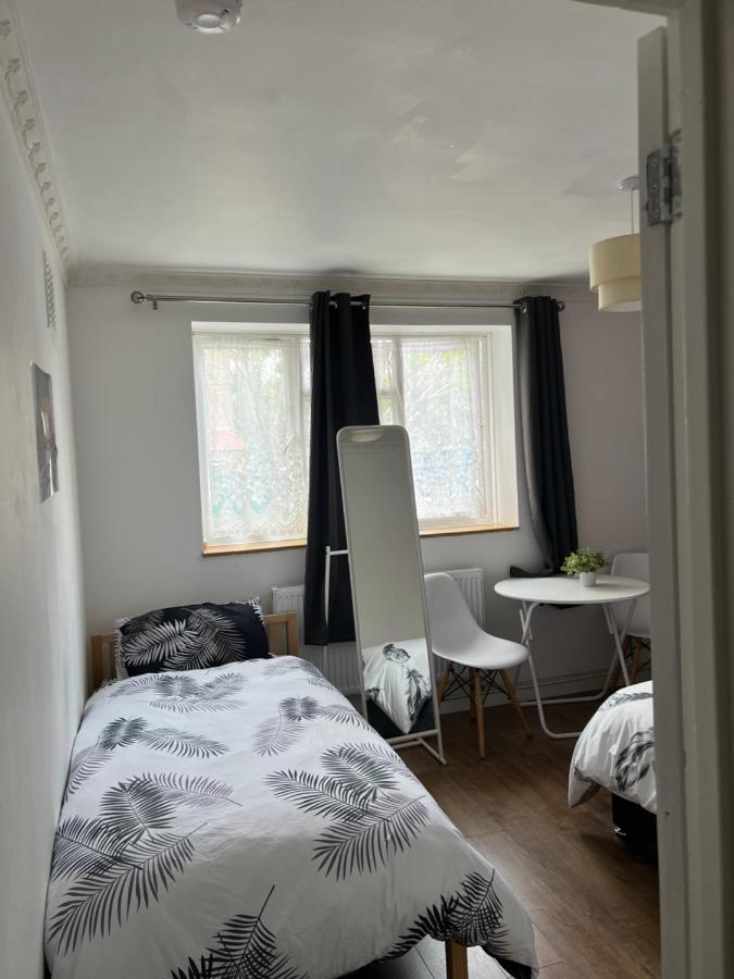 Private Room With Two Beds Near Central ロンドン エクステリア 写真