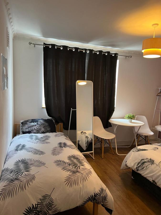 Private Room With Two Beds Near Central ロンドン エクステリア 写真